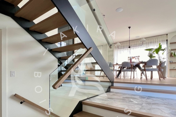 akira-escalier-limon-lateral-acier-noir-marche-palier-erable-rampe-bois-mur-garde-corps-verre-sabot7647D2E2-3DE0-96D6-C0CC-7E14EDC8CDAF.jpg