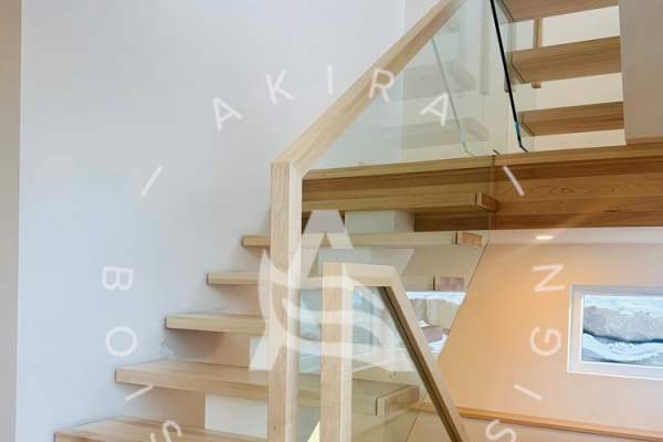 akira-logo-escalier-limon-acier-blanc-central-marche-nez-rapporte-erable-rampe-custom-rainure-garde-corps-verre-fauxlimon-standard17B19E53-06B7-28EC-59F0-C45C1B2229ED.jpg