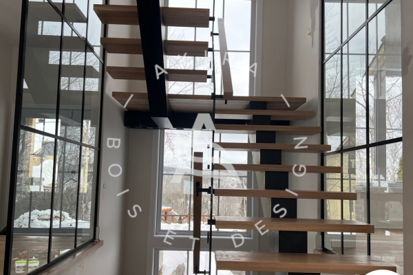 akira-logo-escalier-limon-acier-central-noir-rampe-palier-marche-palier-suspendu-erable-mur-garde-corps-verre30DBF863-17B7-500F-8F57-B943760FF0E6.jpg