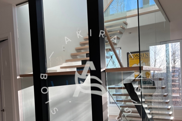 akira-logo-escalier-limon-acier-central-poutre-noir-rampe-palier-marche-erable-mur-garde-corps-verre585A429B-46BA-DB83-7486-5978C4E01C76.jpg