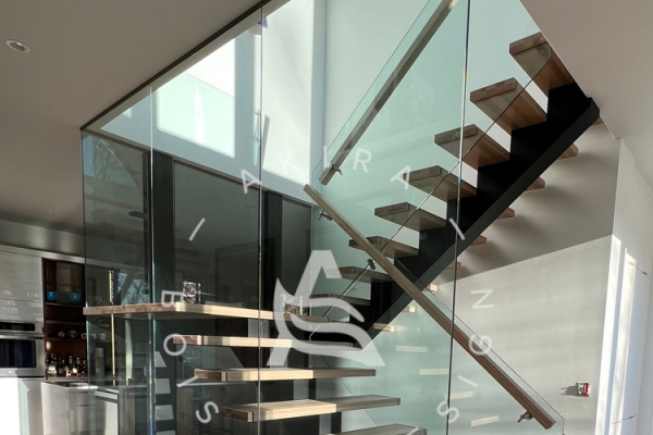 akira-logo-escalier-limon-acier-central-poutre-noir-rampe-palier-marche-nez-rapport-erable-mur-garde-corps-verre400ABEC5-F51D-8315-9A8E-6E3B3EBDD597.jpg