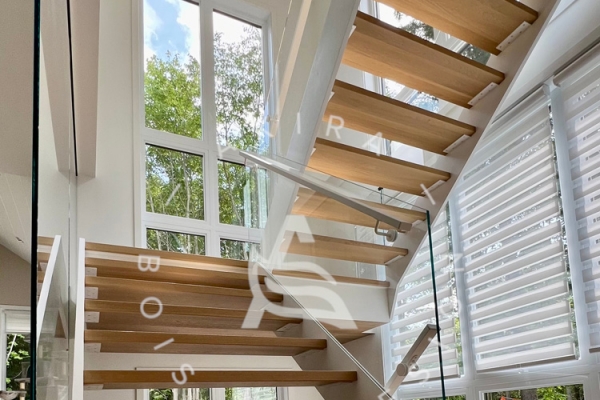 akira-logo-escalier-limon-lateral-acier-blanc-marche-erable-rampe-acier-blanc-mur-garde-corps-verre8923F811-B6CC-93E0-5412-3A9E9EDC43C3.jpg