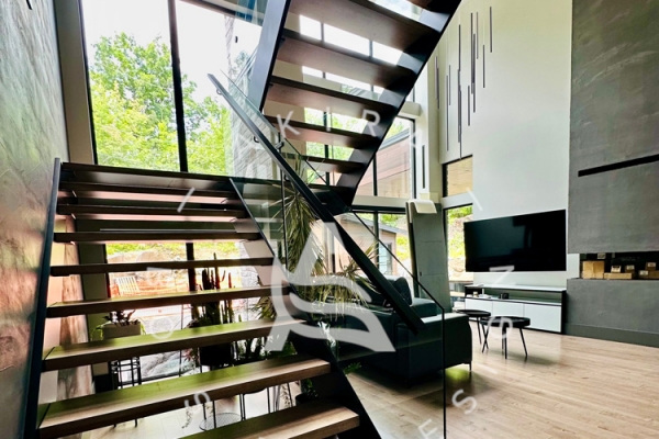 akira-logo-escalier-limon-lateral-acier-noir-marche-erable-rampe-acier-noir-garde-corps-verre939179AB-802C-7E44-7338-11DF4566F662.jpg
