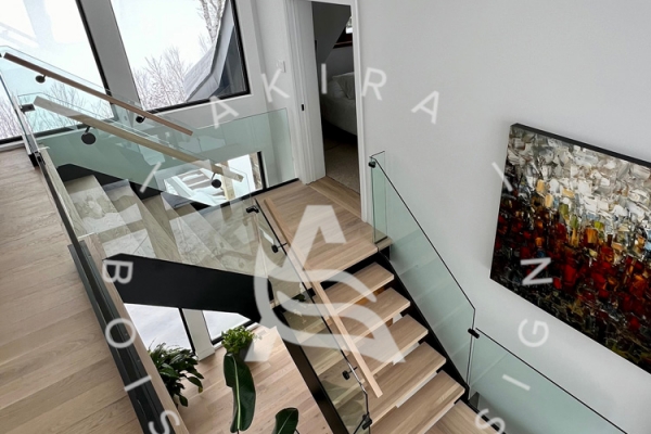 akira-logo-escalier-limon-lateral-acier-noir-marche-erable-rampe-bois-garde-corps-verre-sabot3C82D763-FF90-34E0-3A51-6F28854676D8.jpg