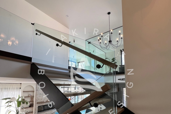 akira-logo-escalier-limon-lateral-acier-noir-marche-erable-rampe-bois-mur-garde-corps-verre-sabot7FBD4C1E-203F-40A8-80A5-CEA9633249D4.jpg