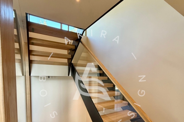 akira-logo-escalier-limon-lateral-acier-noir-marche-palier-erable-rampe-custom-bois-mur-garde-corps-verre487C7289-D308-73E5-2BE8-D2FB5521B292.jpg