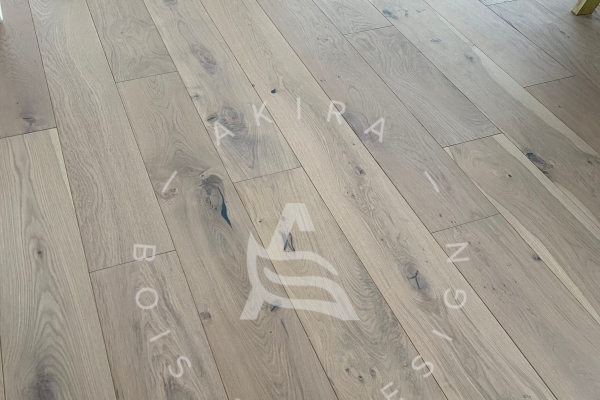 plancher-sur-mesure-chene-blanc-logo-akira-15F6F0D0A-B4B0-753D-EC68-58FB95D87751.jpg